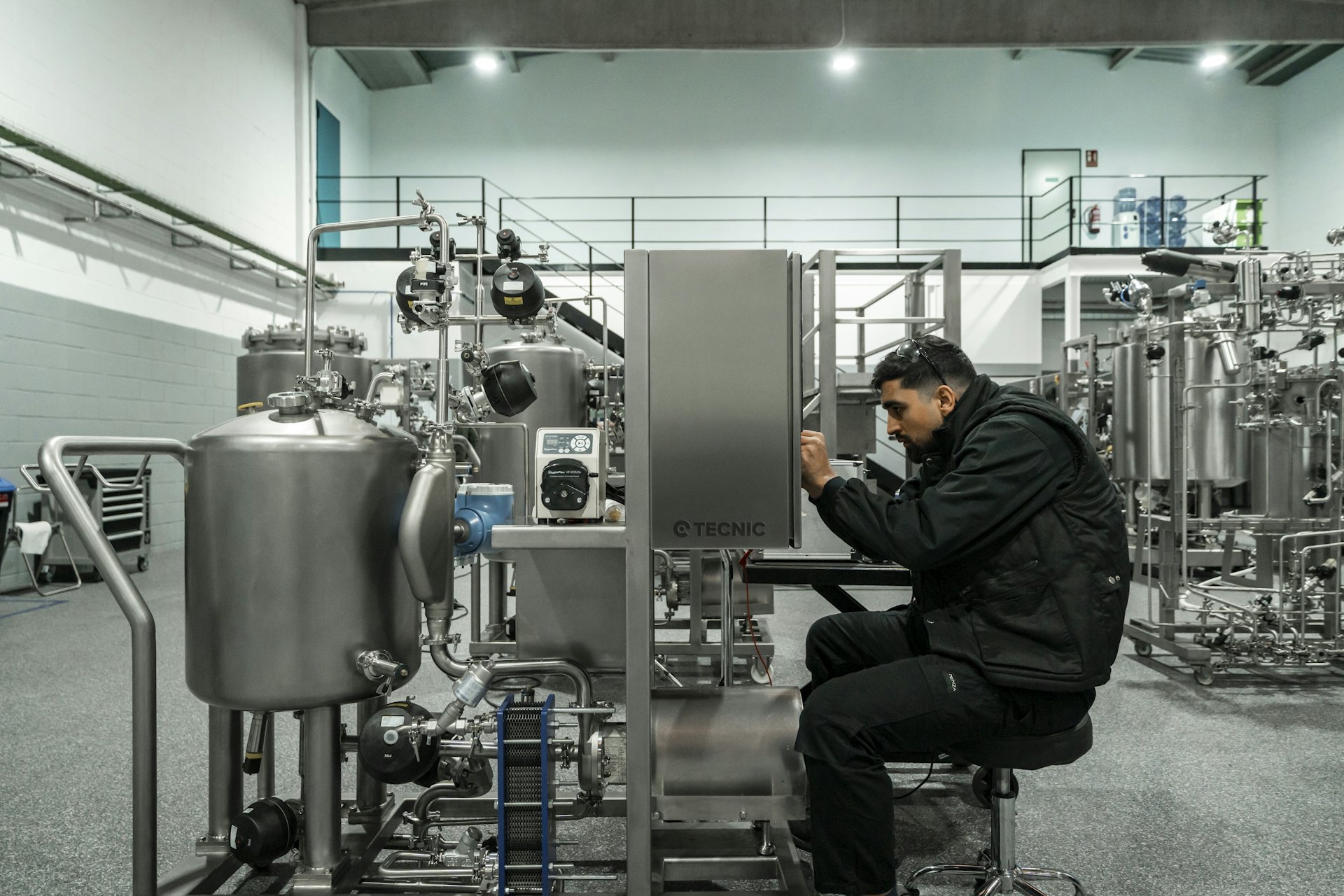 Técnico realizando mantenimiento en equipo industrial